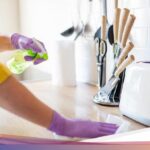 Tips Jitu Membersihkan Minyak di Permukaan Dapur