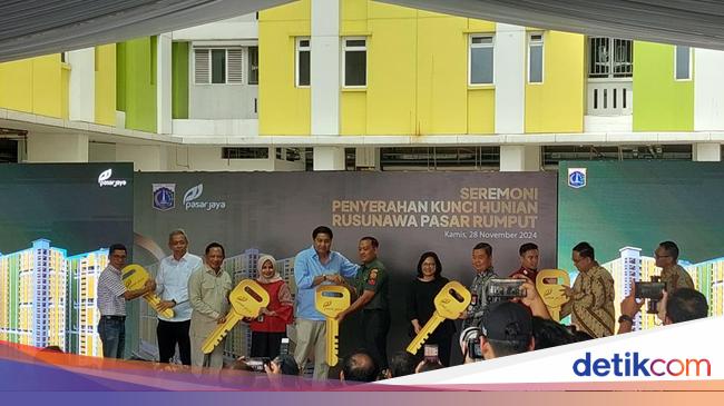 Penyerahan Kunci kepada Calon Penghuni Rusun Pasar Rumput