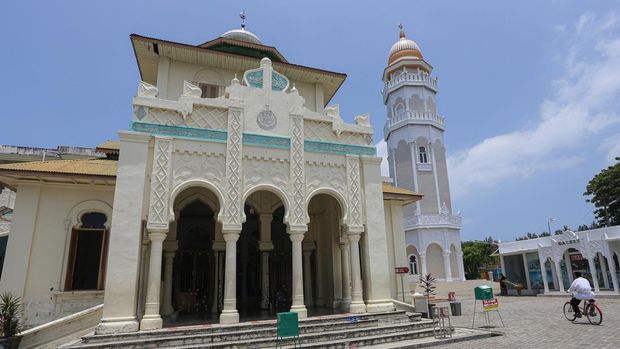 Warga memasuki Masjid Baiturrahim di Ulee Lheu, Banda Aceh, Aceh