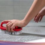 Tips Ampuh Menghilangkan Noda Sabun Membandel di Kamar Mandi