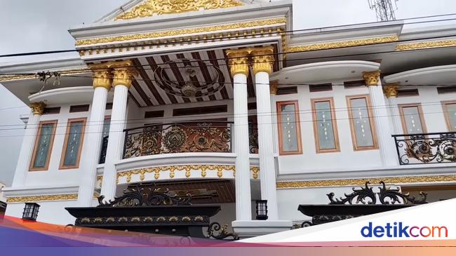 Inilah Mengapa Rumah Orang Kaya di Daerah Memiliki Pilar Besar!